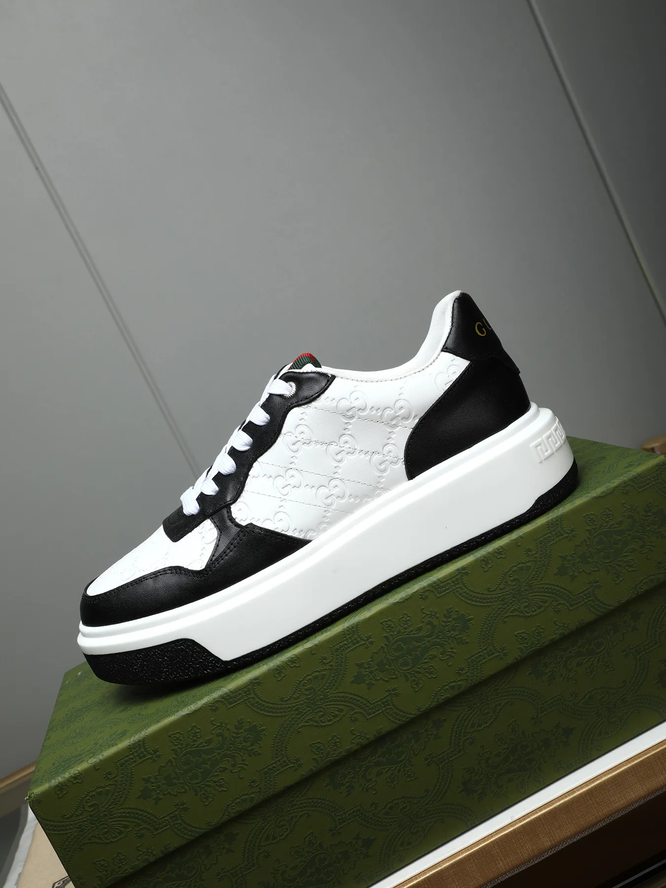 Men's shoes 💰480 New men's shoes GUCCI Fashion trend Made of first-layer calfskin ➕ washed sheep lining! The foot feels super comfortable and the workmanship is impeccable. Foam ultra-light outsole, size: 38-44 (45 customized) 4 colors to choose from!